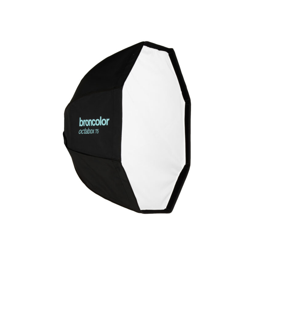 Softbox de forma octagonal de la marca Broncolor, modelo Octabox 75, diseñado para proporcionar una iluminación suave y uniforme en estudios de fotografía y vídeo. Es ideal para retratos y trabajos donde se requiere un control preciso de la luz.