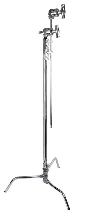 Trípode de iluminación profesional alto y robusto, mostrado en vertical sobre fondo blanco, una herramienta clave para sostener y ajustar luces en producciones audiovisuales.