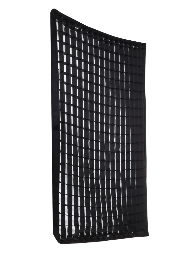 Panel difusor de luz utilizado en fotografía y vídeo profesional, diseñado para suavizar y dispersar la luz, reduciendo sombras y creando una iluminación uniforme. Ideal para mejorar la calidad visual en sesiones fotográficas y filmaciones.